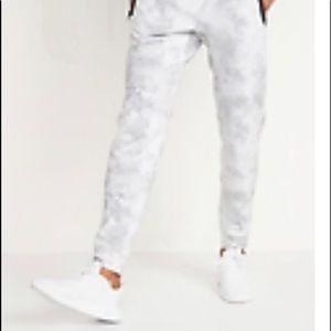 Men’s Old Navy bundle. 5 piece set. 2 graphic Tee, 1 pair sweatpants 2 hoodies